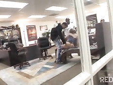 Два мужика оттрахали грудастую девушку в корсете Phoenix Marie