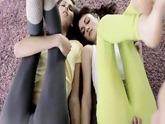 Две молодые подруги делают парню минет и трахаются в позе раком