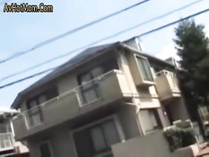 Сексуальная японская мамочка удовлетворяет молодого любовника