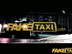 Блондинка с большими сиськами делает минет и ебётся с водителем