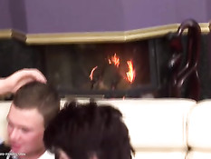 Парень занимается групповым сексом с похотливыми зрелыми дамами