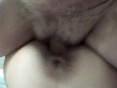 Мужчина на кровати оттрахал сверху сексуальную зрелую женщину