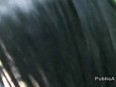 Парень снял на улице симпатичную брюнетку и трахнул в автомобиле