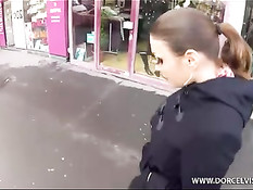 Мужчина ебёт в общественном туалете француженку Clanddi Jinkcego