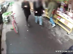 Мужчина ебёт в общественном туалете француженку Clanddi Jinkcego