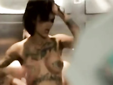 Татуированная девка Bonnie Rotten в лаборатории ебётся с доктором