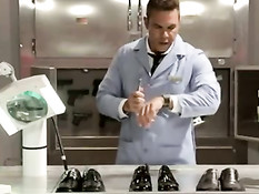 Татуированная девка Bonnie Rotten в лаборатории ебётся с доктором