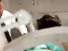 Татуированная девка Bonnie Rotten в лаборатории ебётся с доктором