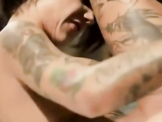 Татуированная девка Bonnie Rotten в лаборатории ебётся с доктором