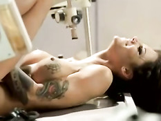 Татуированная девка Bonnie Rotten в лаборатории ебётся с доктором