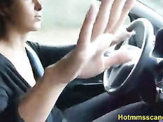 Умелая девка водитель за рулём одной рукой дрочит приятелю член