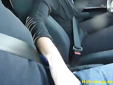 Умелая девка водитель за рулём одной рукой дрочит приятелю член