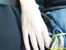 Умелая девка водитель за рулём одной рукой дрочит приятелю член