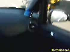 Умелая девка водитель за рулём одной рукой дрочит приятелю член