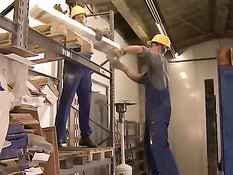 Грудастая блондинка Jane Darling трахается с рабочими на заводе