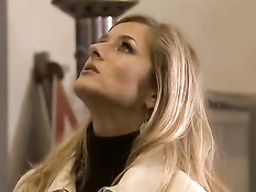 Грудастая блондинка Jane Darling трахается с рабочими на заводе