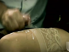 Горячая брюнетка Kaylani Lei ебётся с пассажирами в вагоне поезда