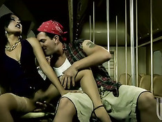 Горячая брюнетка Kaylani Lei ебётся с пассажирами в вагоне поезда