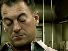 Горячая брюнетка Kaylani Lei ебётся с пассажирами в вагоне поезда