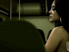 Горячая брюнетка Kaylani Lei ебётся с пассажирами в вагоне поезда