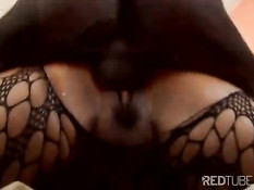 Две темнокожие шлюхи сексуально удовлетворяют чёрного мужчину