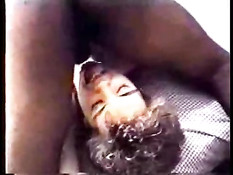 Смуглый любовник на кровати трахает сверху молодую белую даму