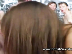 Большая компания свингеров участвует в любительской групповухе