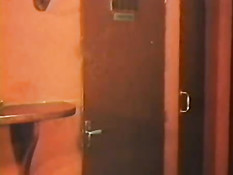 Женщины с волосатыми лобками ебутся в ресторане в ретро порно