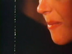 Женщины с волосатыми лобками ебутся в ресторане в ретро порно