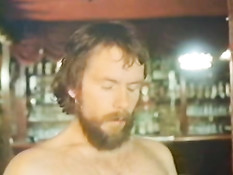 Женщины с волосатыми лобками ебутся в ресторане в ретро порно