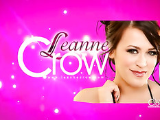 Девка с большой натуральной грудью Leanne Crow показывает себя