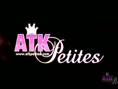 Лесбиянки Natasha Malkova и Alicia Silver ебут друг друга вибратором