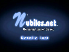 Молодая шалава Natalie Lust на кровати трахается с лысым парнем