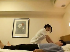 Азиатская массажистка после массажа соглашается заняться сексом