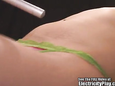 Связанную кудрявую сучку с маленькой грудью ебут электрошоком