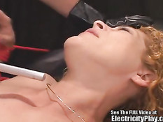 Связанную кудрявую сучку с маленькой грудью ебут электрошоком
