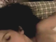 Латинская подружка сосёт и дрочит член расслабленному приятелю