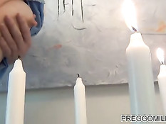 Беременная горничная в халате тушит свечи своим грудным молоком