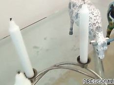 Беременная горничная в халате тушит свечи своим грудным молоком