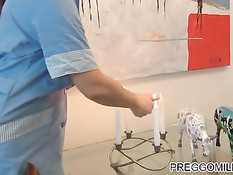 Беременная горничная в халате тушит свечи своим грудным молоком