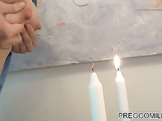 Беременная горничная в халате тушит свечи своим грудным молоком