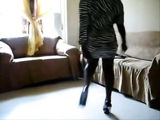 Беременная негритянка с большим животиком танцует перед камерой