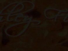 Сексуальная беременная женщина намазалась маслом и дрочит член