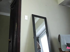 Голая беременная женщина тужится на полу и ласкает грудь и соски