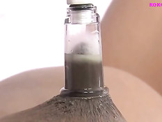 Беременная чернокожая женщина трясёт грудью и выдаивает молоко