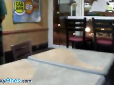 Опытный ёбарь привёл домой русскую девушку и отъебал на диване