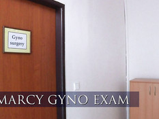 Молодую блондиночку с косой обследуют на приёме у гинеколога