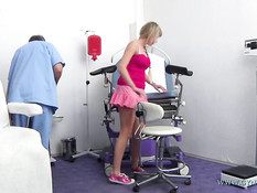 Молодую блондиночку с косой обследуют на приёме у гинеколога