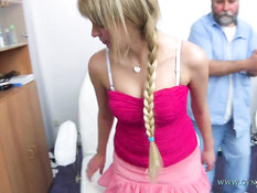 Молодую блондиночку с косой обследуют на приёме у гинеколога