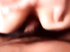 Парень трахает девчонку раком и снимает процесс крупным планом